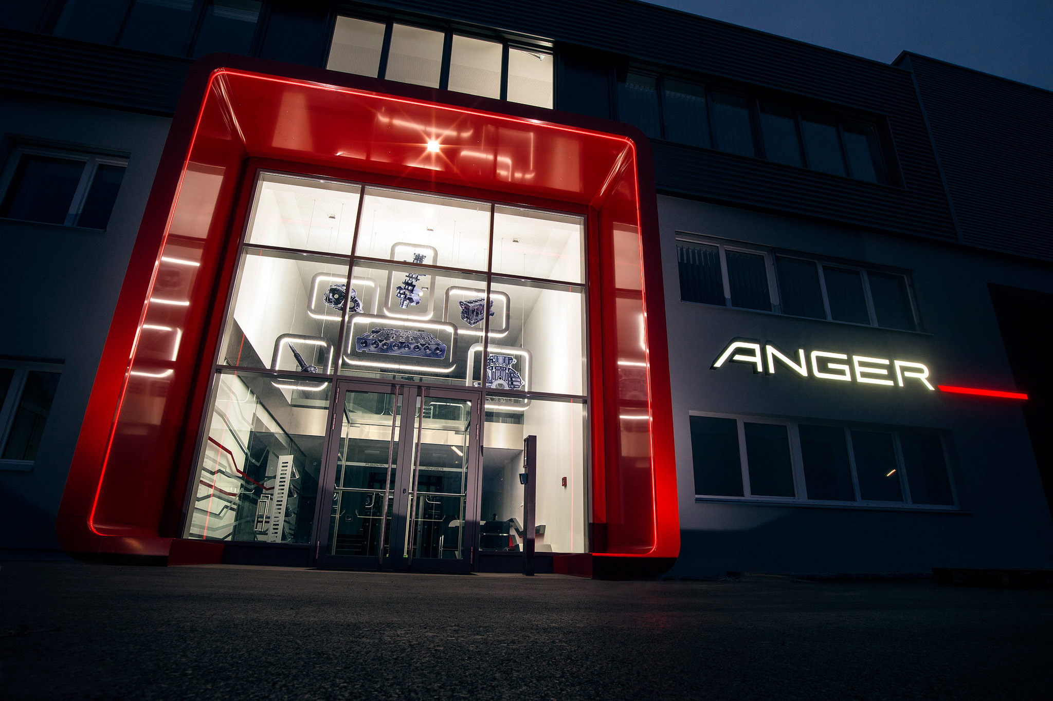 + ERWEITERUNG UND MODERNISIERUNG DES FIRMENSITZES VON ANGER MACHINING